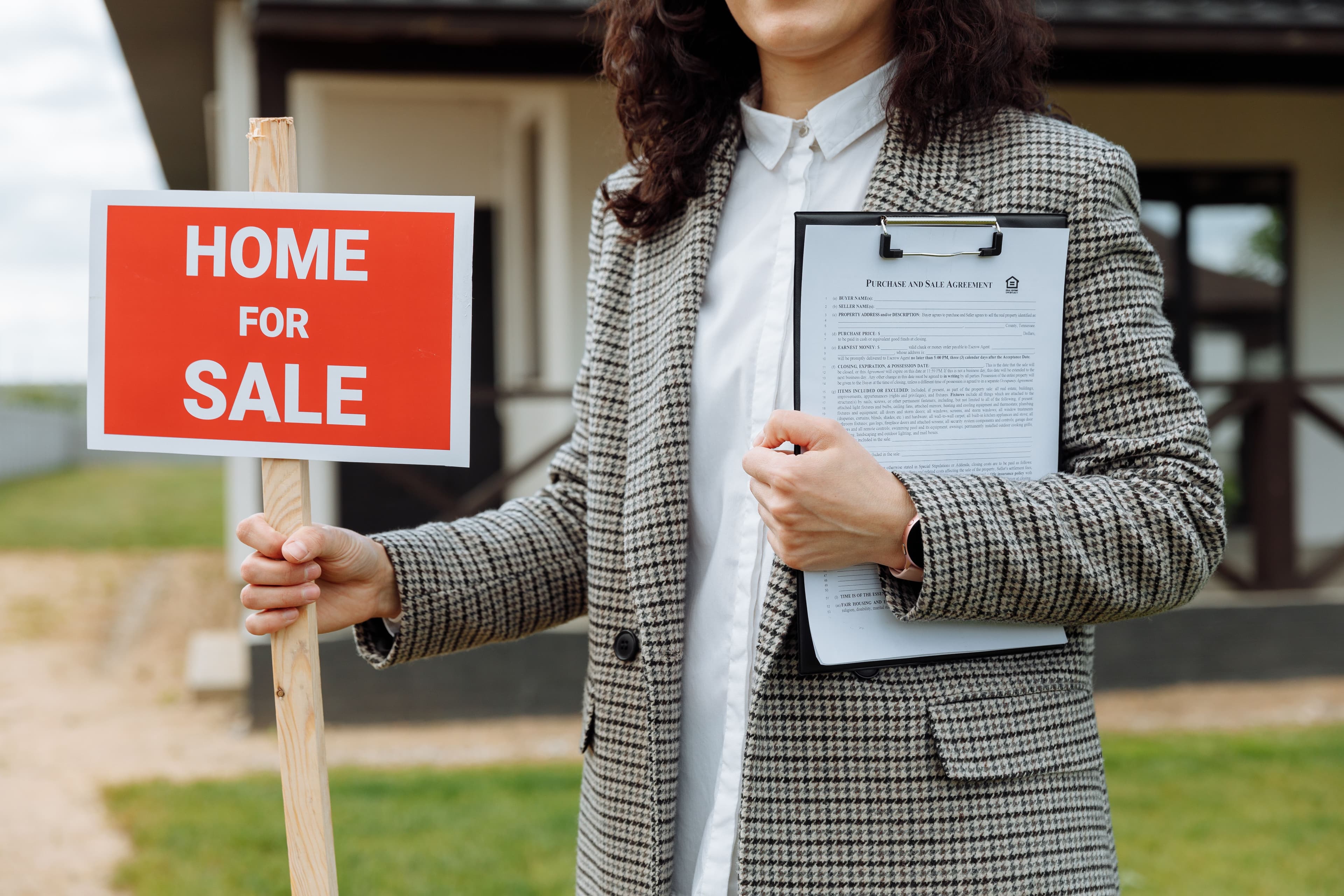 What Does a Real Estate Lawyer Actually Do? (And Why You Need One in Ontario)